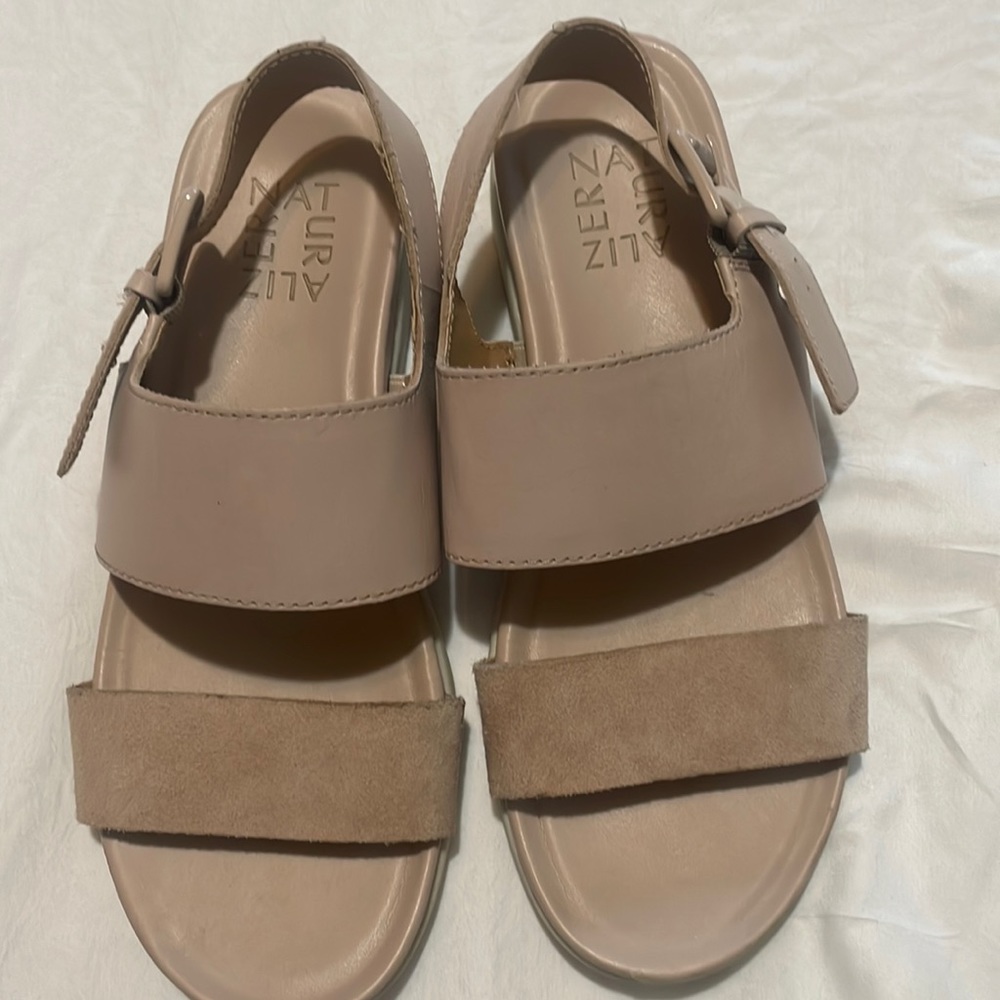 Naturalizer beige sandal! Size 5